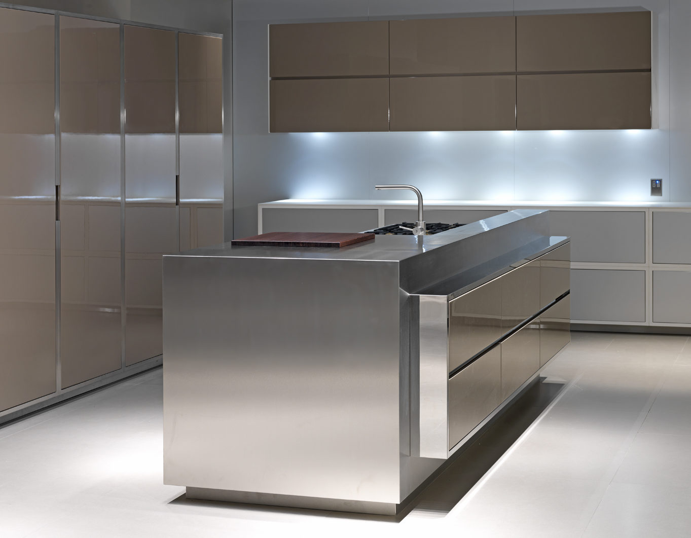 Strato_design_20.10_bespoke-kitchen-project-in-Milano_mat-stainless-steel_hig-gloss-lacquer-Tortora-colour_03