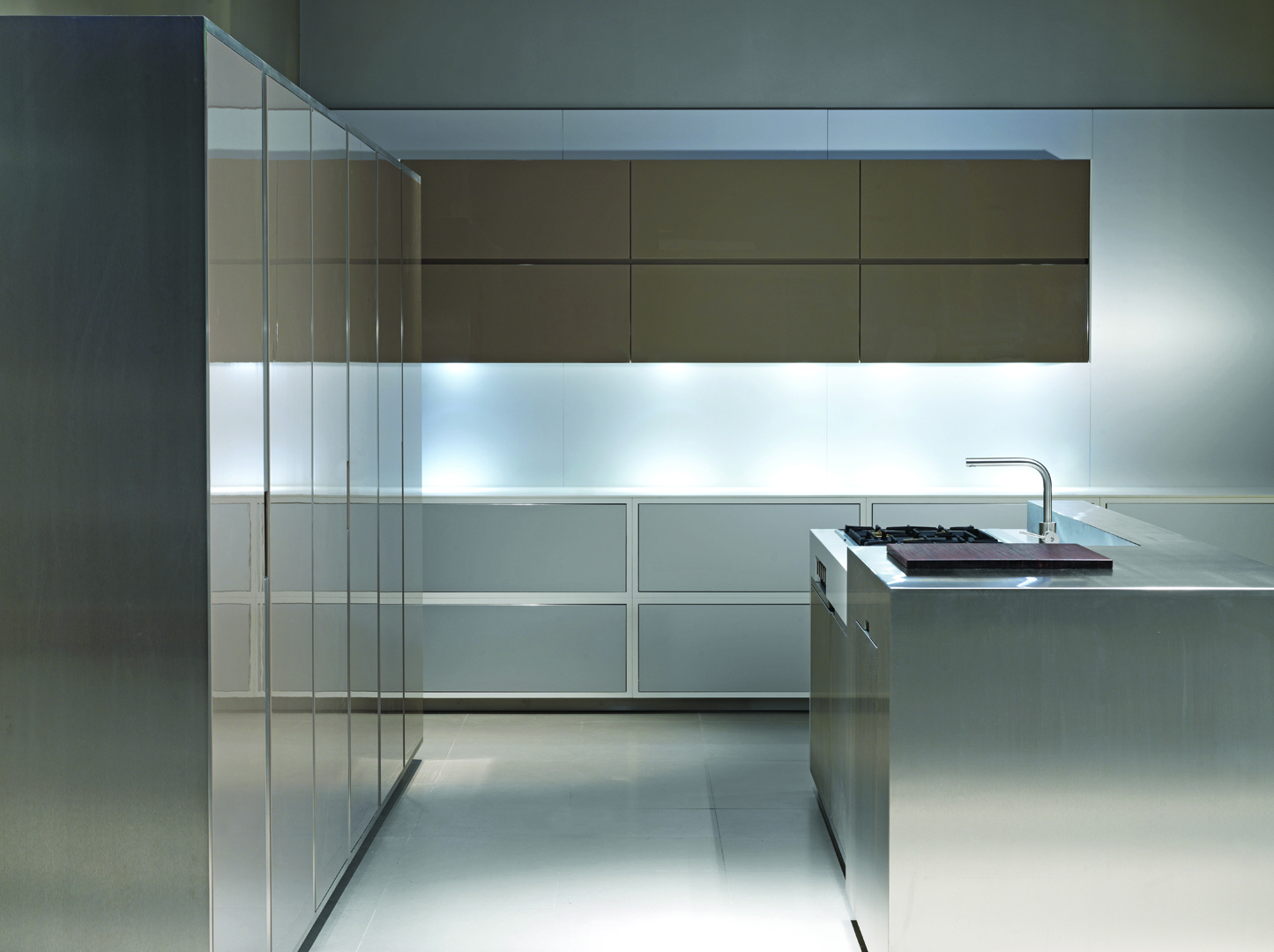 Strato_design_20.10_bespoke-kitchen-project-in-Milano_mat-stainless-steel_hig-gloss-lacquer-Tortora-colour_04