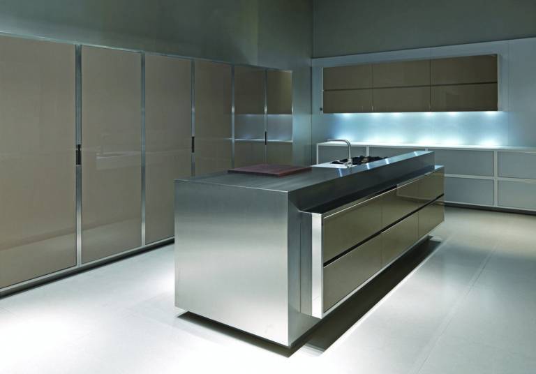 Strato_design_20.10_bespoke-kitchen-project-in-Milano_mat-stainless-steel_high-gloss-lacquer-Tortora-colour_01