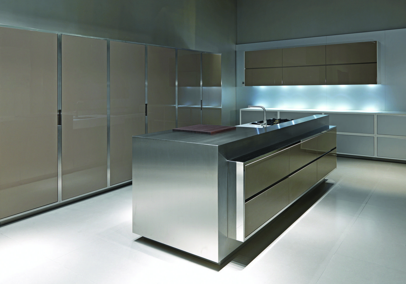 Strato_design_20.10_bespoke-kitchen-project-in-Milano_mat-stainless-steel_high-gloss-lacquer-Tortora-colour_01