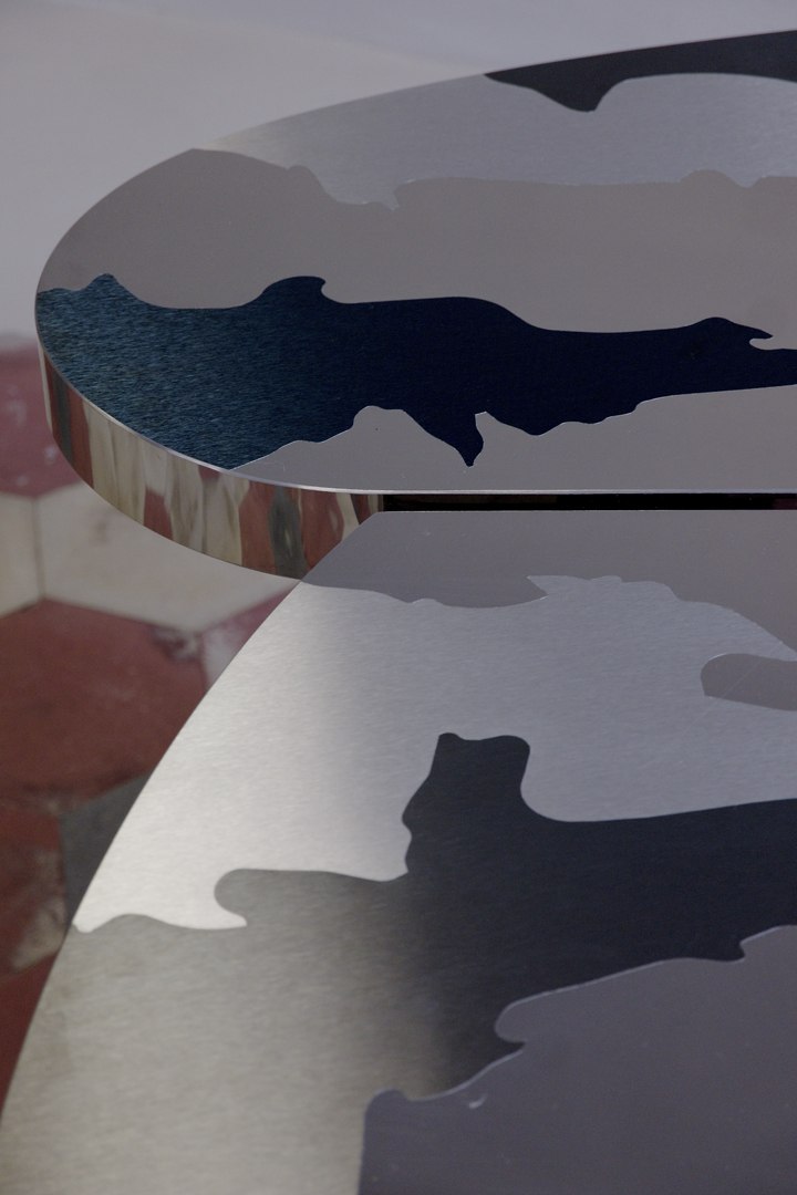 Strato_design_FRAMMENTI_table_blue grey mat and mirror stainless steel_CamillaGoriniPh_01b