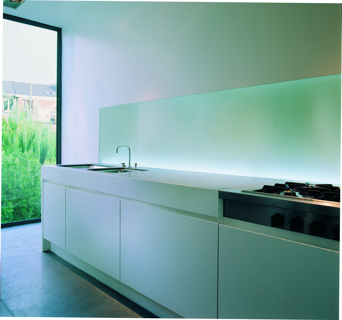 Strato_design_Igloo_bespoke-kitchen-design-in-Antwerpen_stratocolor-white_mat-stainless-steel_glass_16-33