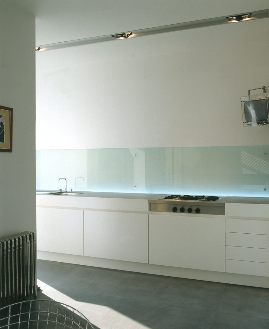 Strato_design_Igloo_bespoke kitchen design in Antwerpen_stratocolor white_mat stainless steel_glass_16-82