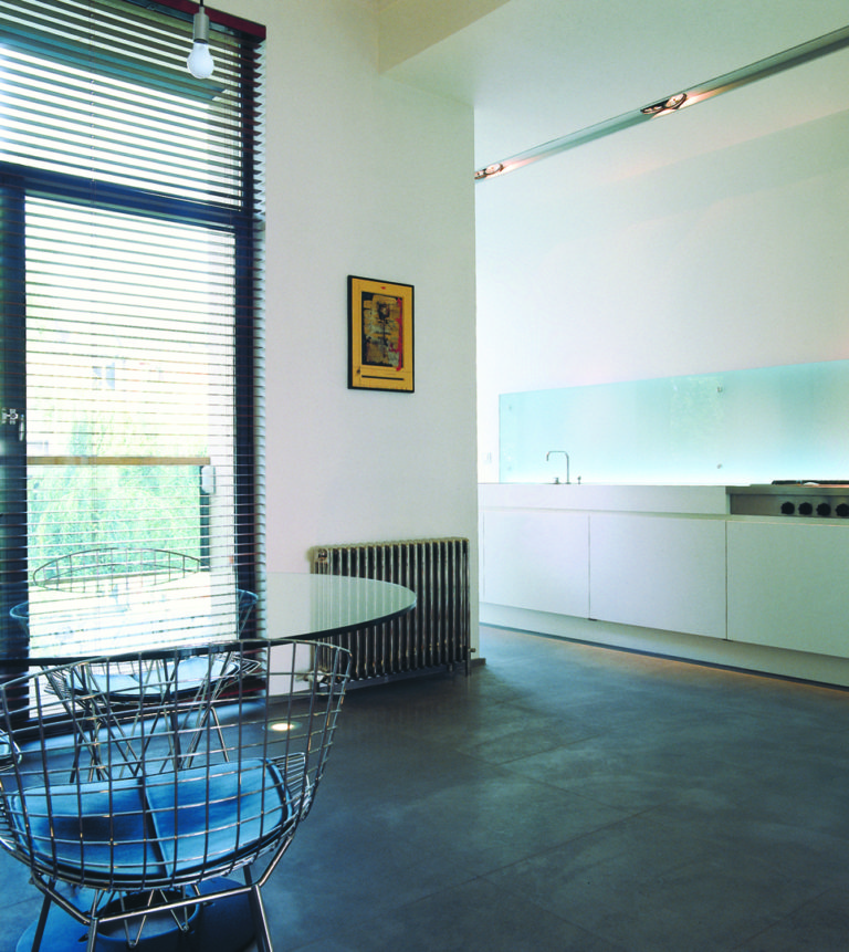 Strato_design_Igloo_bespoke kitchen design in Antwerpen_stratocolor white_mat stainless steel_glass_16-83