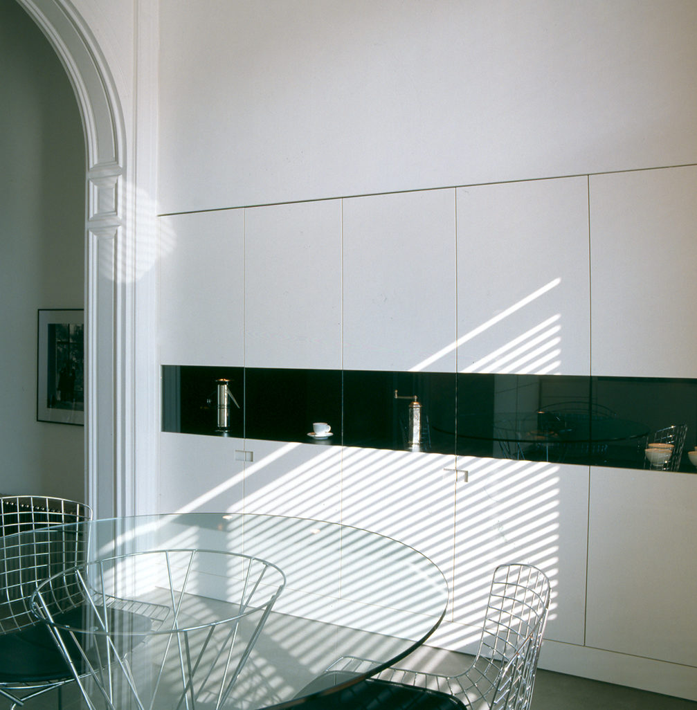 Strato_design_Igloo_bespoke kitchen design in Antwerpen_stratocolor white_mat stainless steel_glass_9