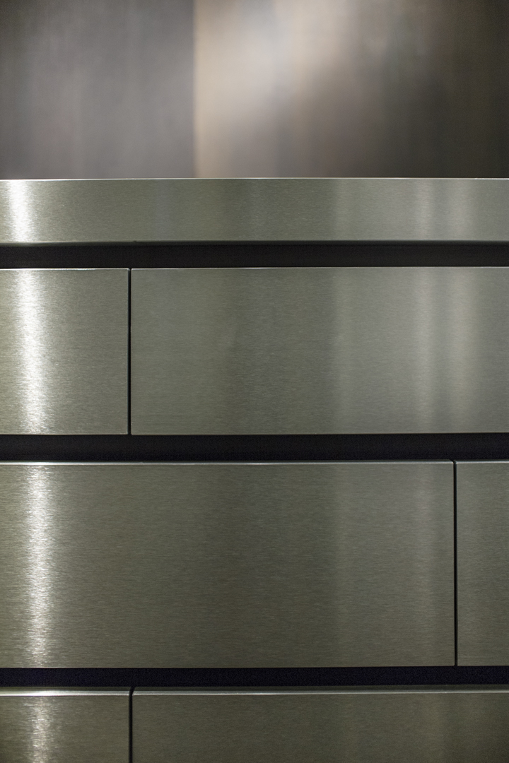 Strato_design_LEISOLE#4_low cabinet_mat stainless steel_detail_02
