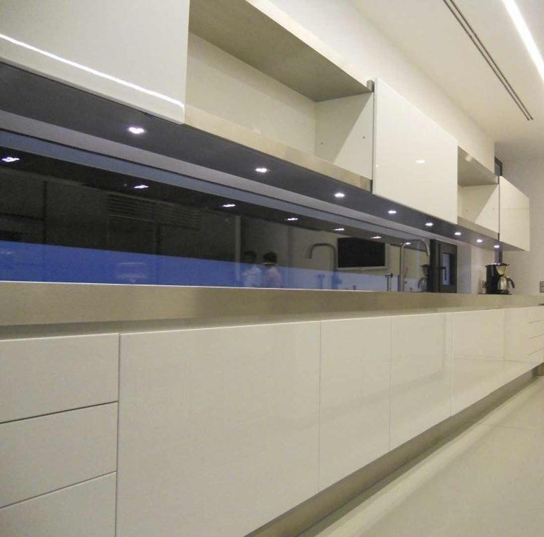 Strato_design_Non Plus Ultra_bespoke kitchen project in Athens_mat stainless steel_glossy white lacquered__DSCN1671