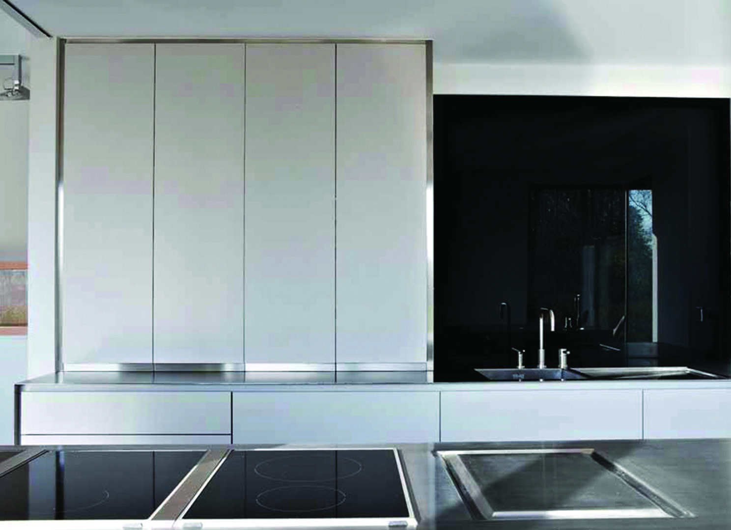 Strato_design_Non Plus Ultra_bespoke kitchen project in Belgium_stratocolor white_mat stainless steel_3