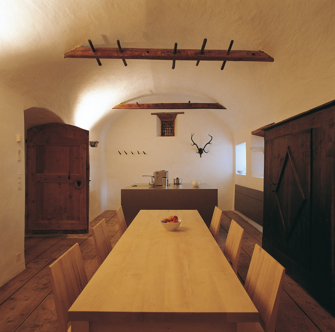Strato_design_Non Plus Ultra_bespoke kitchen project in Engadin_Architektur Bureau Ruch_chMadalena_GalerieTschudi_mat stainless steel_01