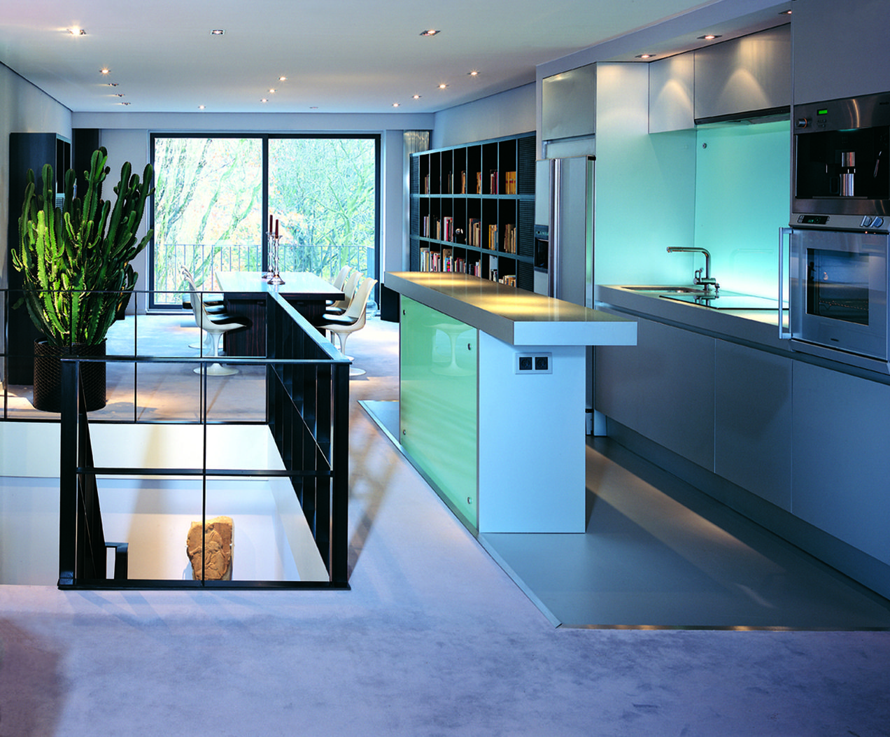 Strato_design_Non-Plus-Ultra_bespoke-kitchen-project-in-Hamburg_glass_aluminium_mat-stainless-steel_P73_74