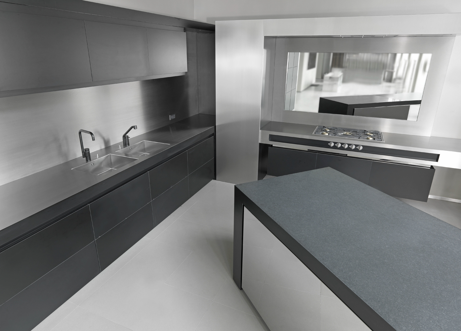 Strato_design_Non-Plus-Ultra_bespoke-kitchen-project-in-Milano-with-turning-kitchen-island_Stratocolor-black_stone_mat-and-mirror-stainless-steel_2009_04