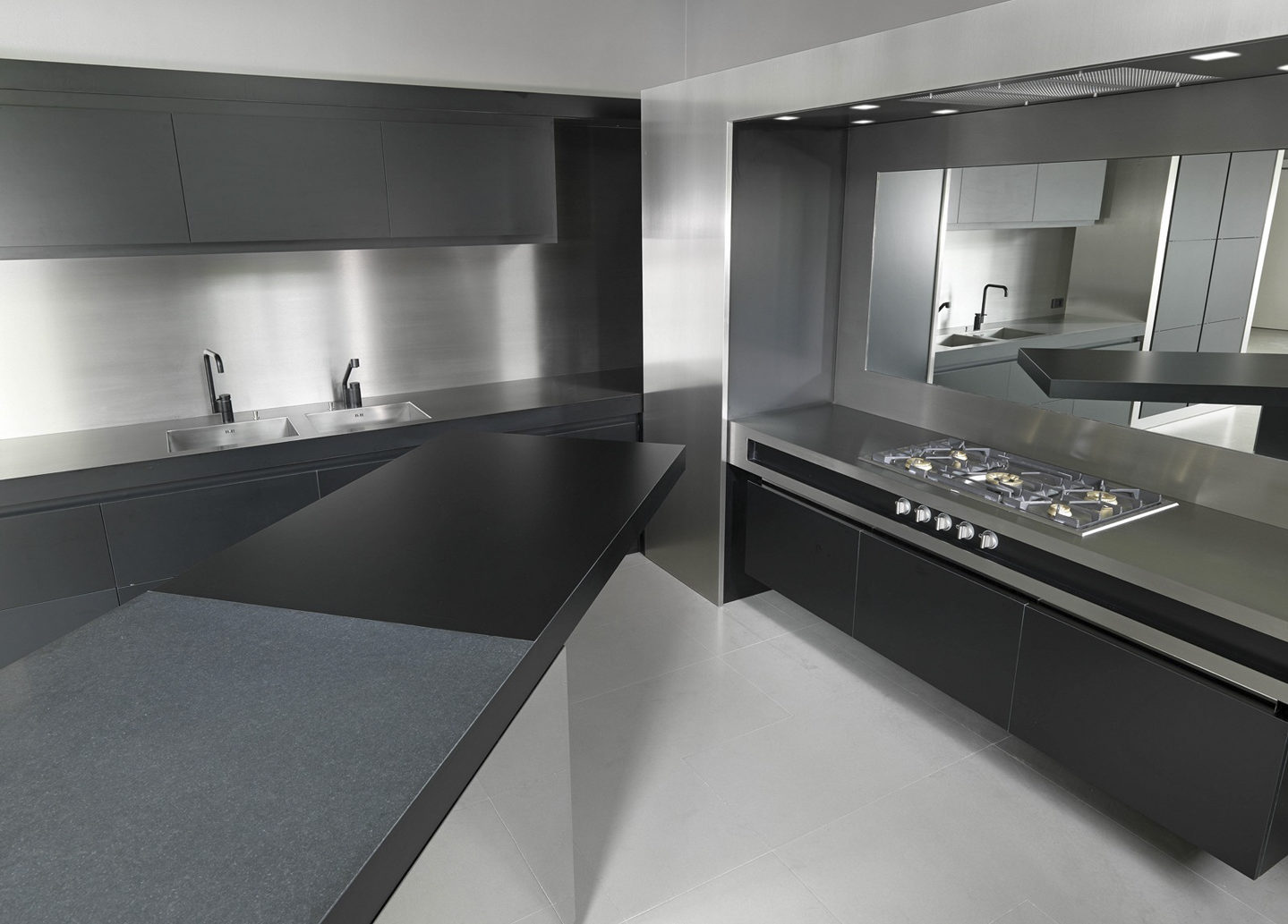 Strato_design_Non Plus Ultra_bespoke kitchen project in Milano with turning kitchen island_Stratocolor black_stone_mat and mirror stainless steel_2009_05