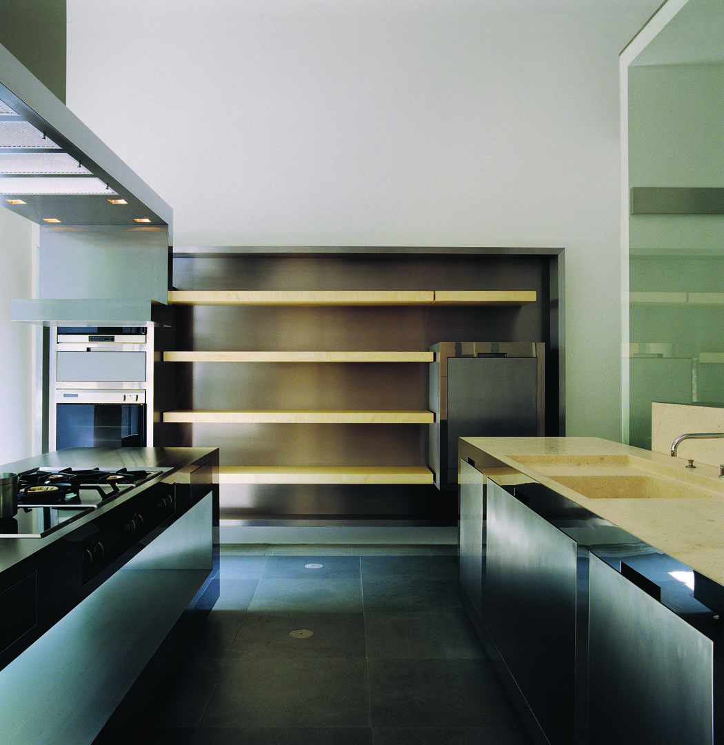Strato_design_Non-Plus-Ultra_bespoke-kitchen-project-in-Milano_Maple-wood_mat-stainless-steel_stone_titanium_01