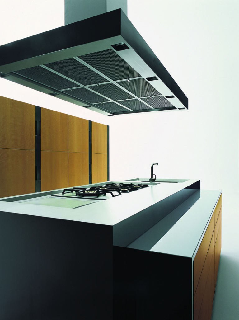 Strato_design_Non-Plus-Ultra_bespoke-kitchen-project-in-Milano_Maple-wood_titanium_mat-stainless-steel_glass_2009_phTommasoSertori_1