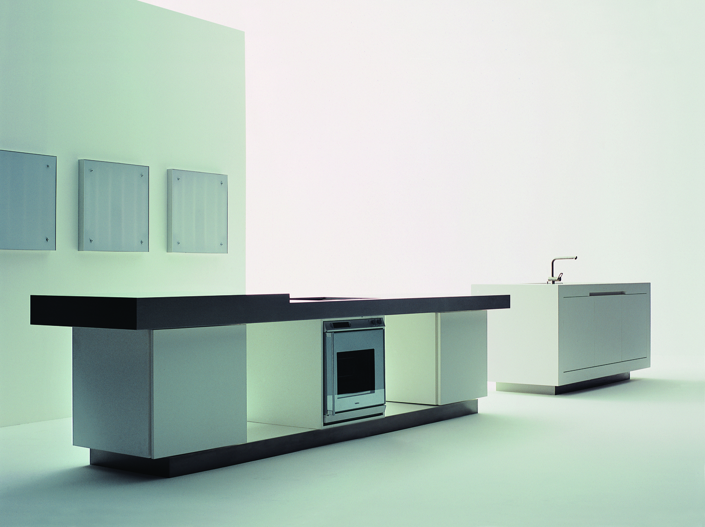 Strato_design_Non-Plus-Ultra_bespoke-kitchen-project-in-Milano_Stratocolor-white_glass_mat-stainless-steel_01