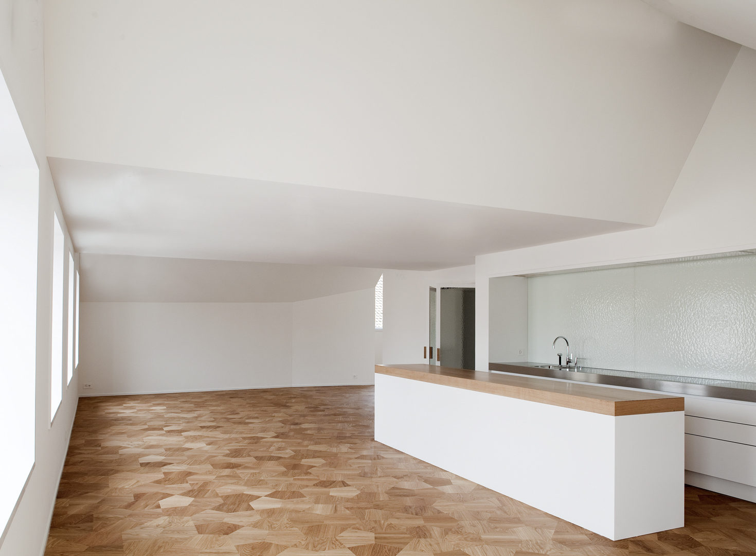 Strato_design_Non Plus Ultra_bespoke kitchen project in Zuerich_Stratocolor white_Oak wood_phDanielKessler_IMG_1501