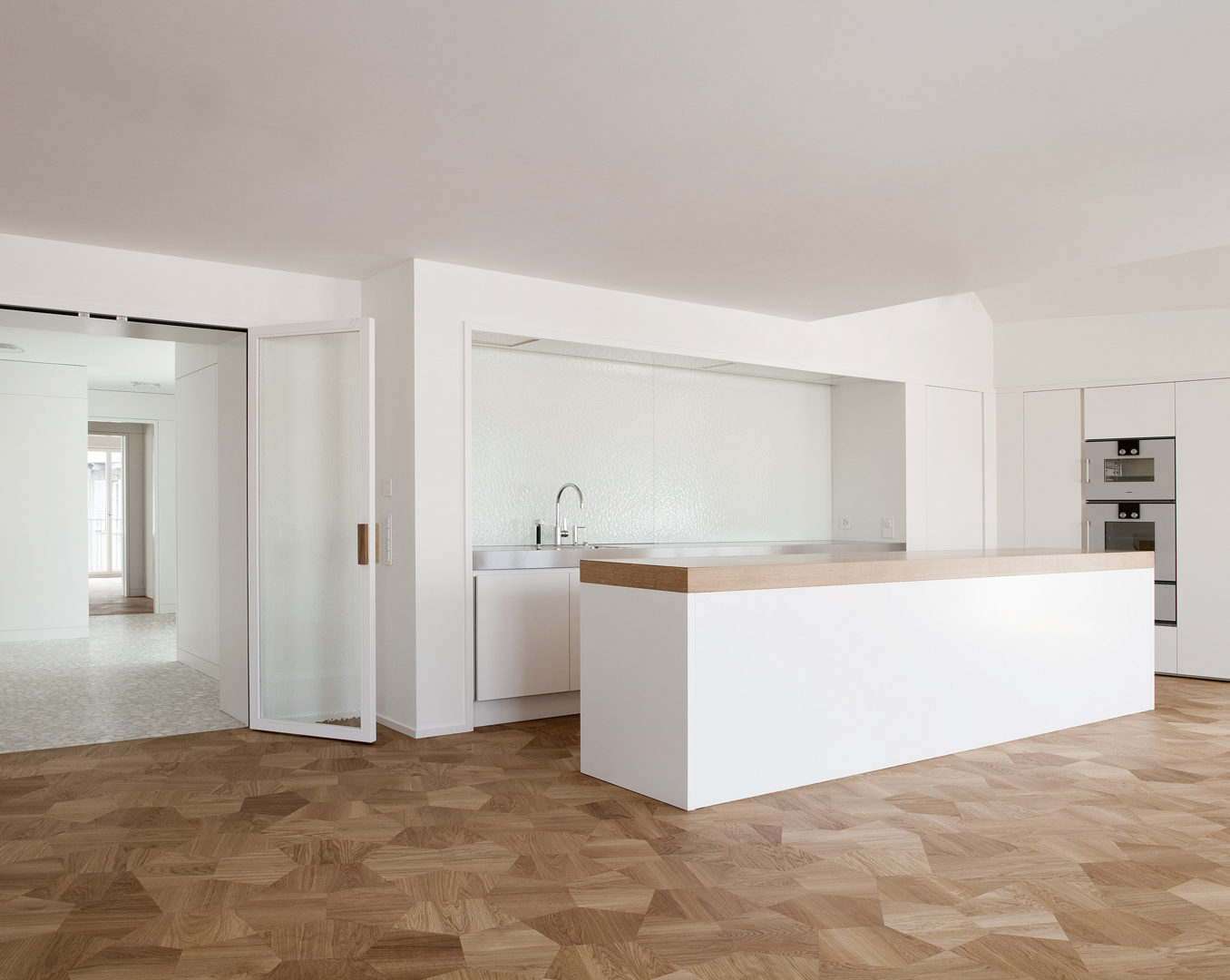 Strato_design_Non Plus Ultra_bespoke kitchen project in Zuerich_Stratocolor white_Oak wood_phDanielKessler_IMG_1508