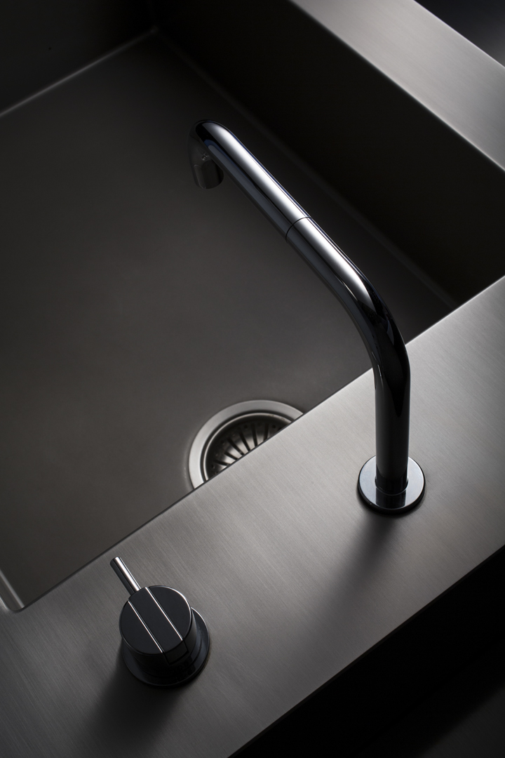 Strato_design_PEZZO_UNICO with sink_mat stainless steel_mirror stainless steel_02b