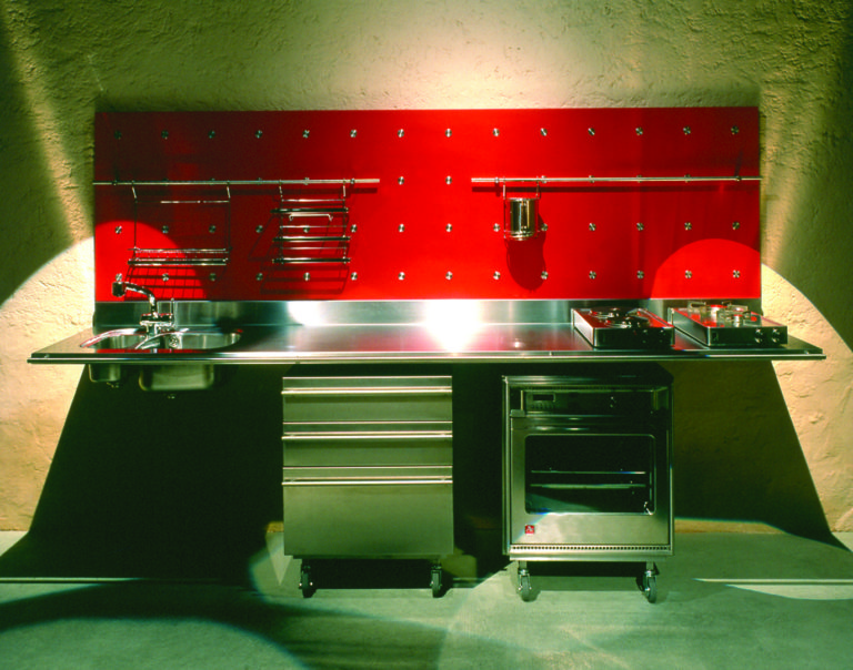 Strato_design_SYSTEMAPARETI_stratocolor red_with suspended kitchen worktop in mat stainless steel_04