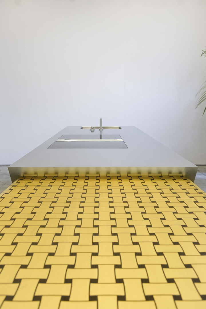 Strato_design_Kitchen_UNIQUENESS_Panama_brass mat finishing_inlay in brass and wood_stainless steel worktop surface_017
