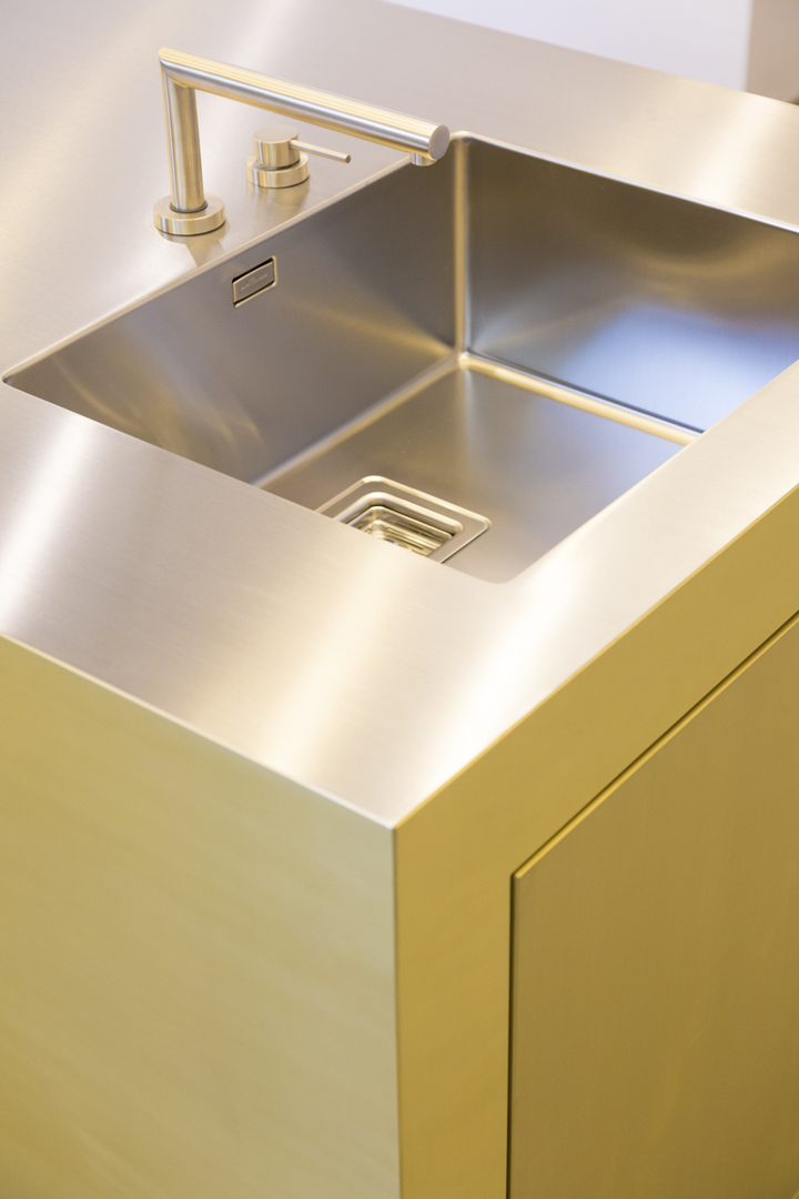 Strato_design_Kitchen_UNIQUENESS_Panama_brass mat finishing_inlay in brass and wood_stainless steel worktop surface_12