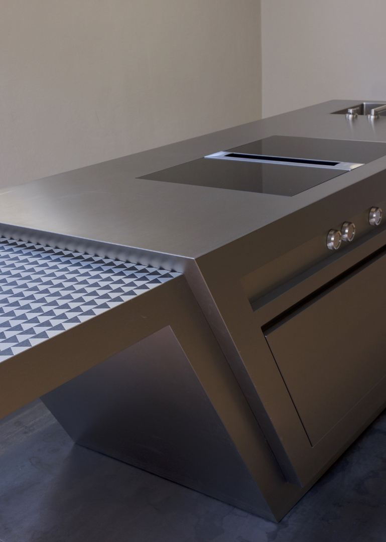 Strato_design_Kitchen_UNIQUENESS_Tattoo_mat stainless steel_inlay in mat stainless steel and wood_CamillaGoriniph_11