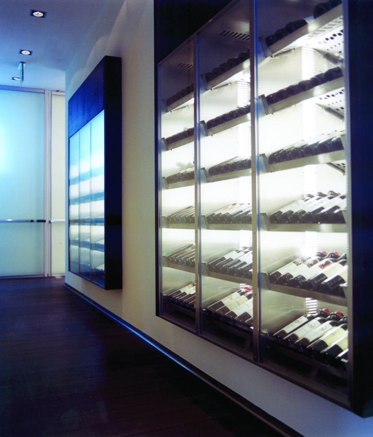 Strato_design_bespoke-Wine-refrigerator-project-in-Milano_-wood_glass_mat-stainless-steel_01