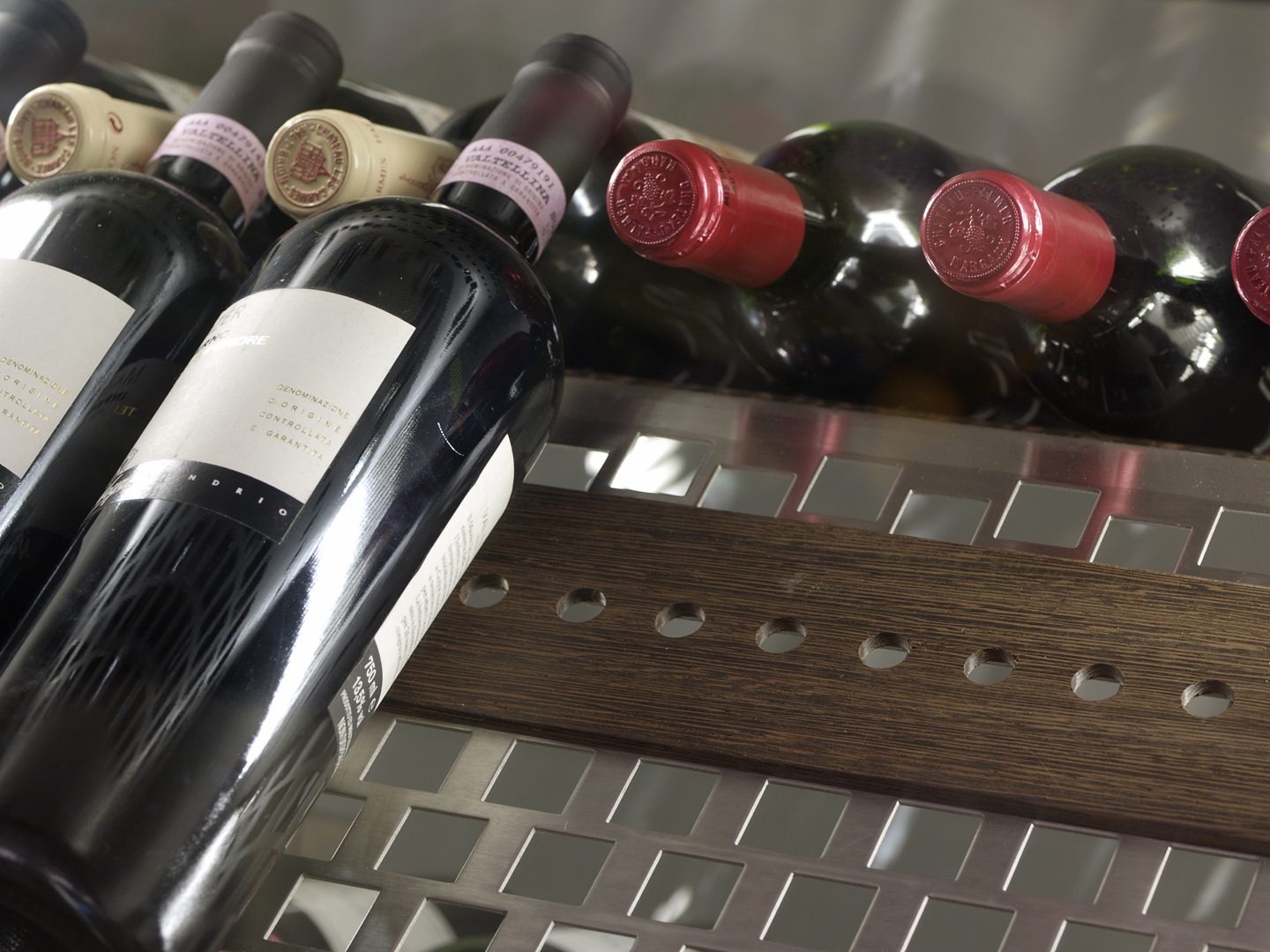 Strato_design_bespoke-Wine-refrigerator-project-in-Milano_-wood_glass_mat-stainless-steel_01e