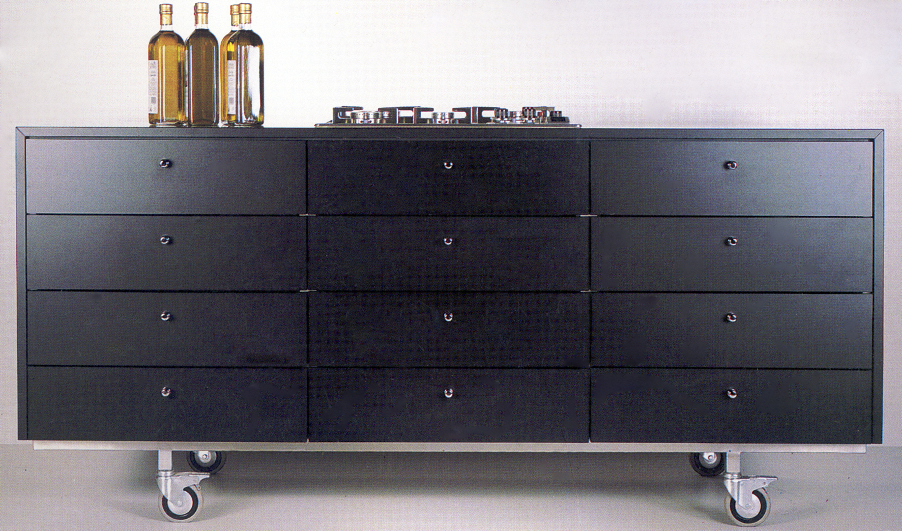 Strato_design_bespoke kitchen on wheels_Stratocolor black_01