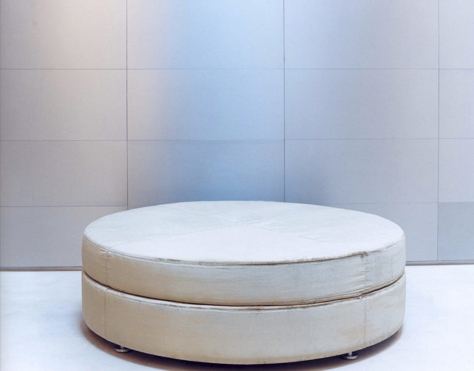 Strato_design_bespoke-pouf_Rubelli-fabric_01