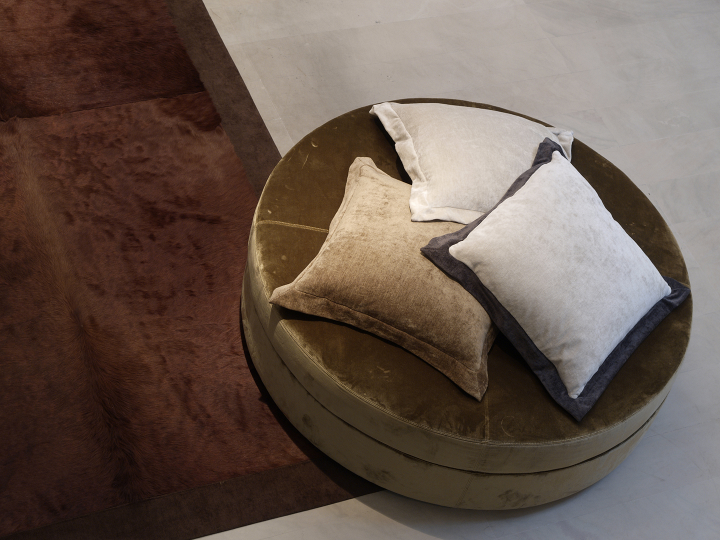 Strato_design_bespoke-pouf_Rubelli-fabric_02