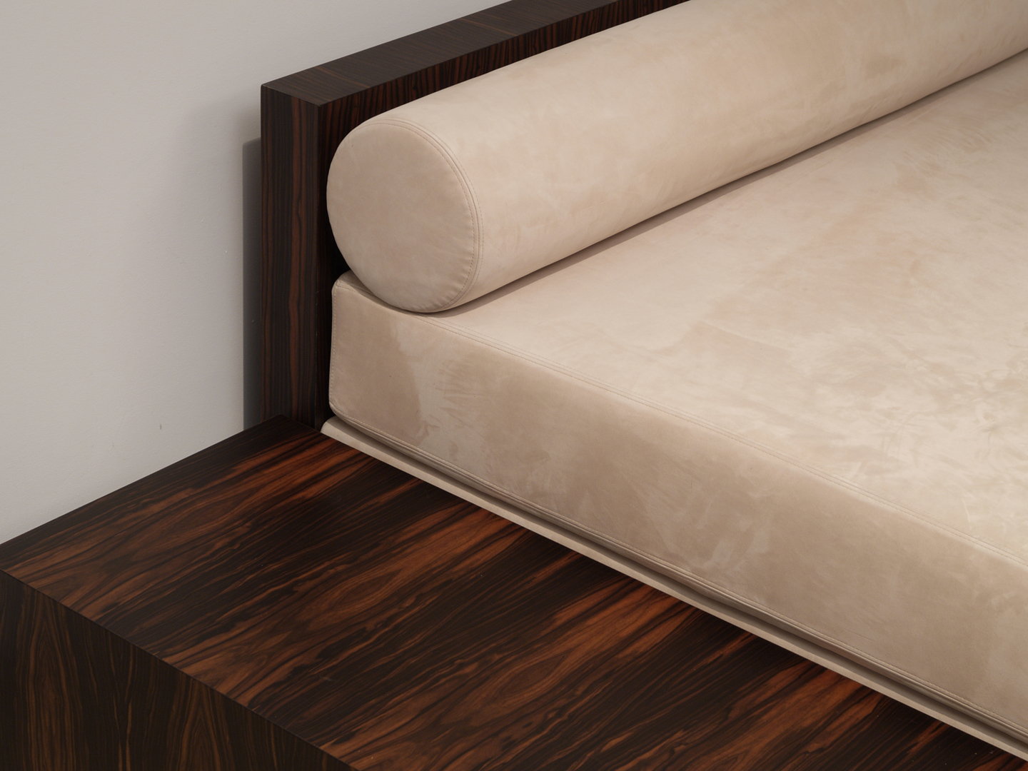 Strato_design_bespoke-sofa_Ebony-wood_leather_01
